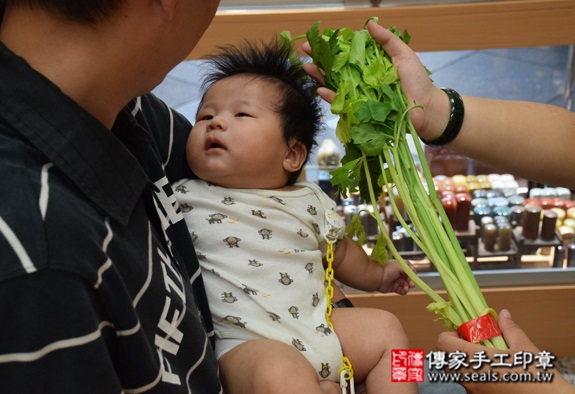 張寶寶(台中北區嬰兒寶寶滿月剃頭理髮、免費嬰兒剃胎毛儀式吉祥話)。中國風會場，爸媽寶貝免費穿「日中韓」古裝禮服。專業拍照、DVD光碟、證書。★購買「臍帶章、肚臍章、胎毛筆刷印章」贈送：剃頭、收涎、抓周，三選一。 2015.10.02 照片12